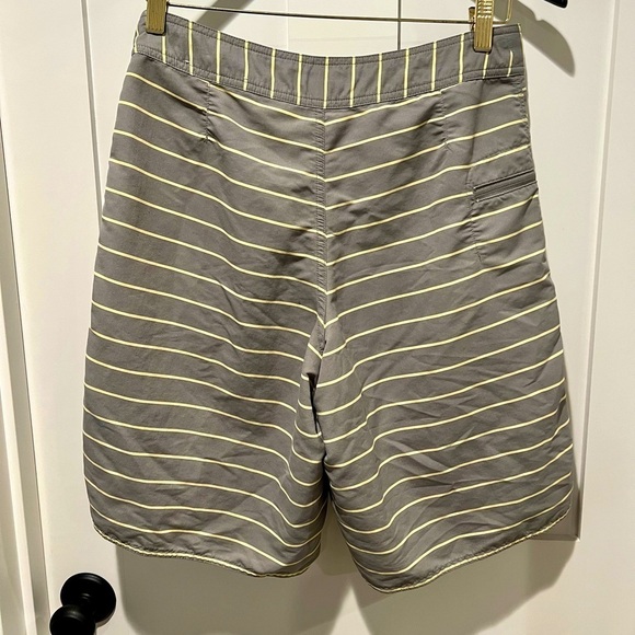 Patagonia Men's Wavefarer® Hybrid Walk Shorts-29” Striped NWOT - Picture 3 of 3